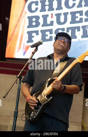 10 giugno 2023, Chicago, il, USA: Il Chicago Blues Festival ha continuato con un forte ritmo sabato sera 10th giugno. Le esibizioni di strong Blues hanno fatto ballare la folla con le braccia in aria. SugarRay Rayford, Demetria Taylor e la Mike Wheeler Band e Mud Morganfield (figlio di Muddy Waters) con una blues star stuudded band sono stati gli atti della serata. (Credit Image: © Karen I. Hirsch/ZUMA Press Wire) SOLO PER USO EDITORIALE! Non per USO commerciale! Foto Stock