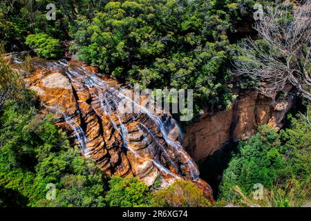 Wentworth Falls è una cascata a tre livelli alimentata dal Jamison Creek, Blue Mountains National Park, New South Wales, Australia Foto Stock