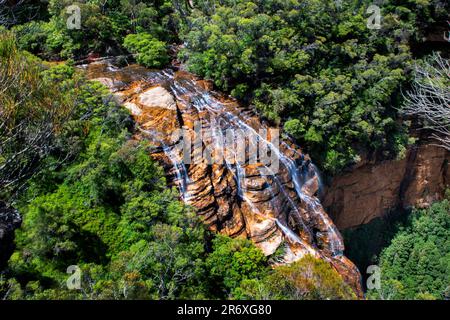 Wentworth Falls è una cascata a tre livelli alimentata dal Jamison Creek, Blue Mountains National Park, New South Wales, Australia Foto Stock