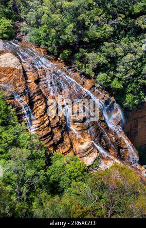 Wentworth Falls è una cascata a tre livelli alimentata dal Jamison Creek, Blue Mountains National Park, New South Wales, Australia Foto Stock