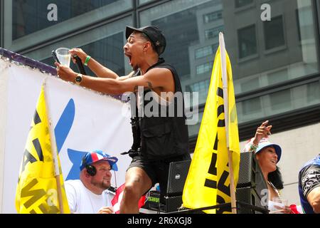 11 giugno 2023, New York City, New York: (NUOVO) Justin Silva alla National Puerto Rican Day Parade. 11 giugno 2023, New York, USA: Stand up comico, attore e TikToker, Justin Silva, nato e cresciuto a New Haven, Connecticut, Partecipa alla National Puerto Rican Day Parade, la più grande dimostrazione di orgoglio culturale che si svolge sulla 5th Avenue a New York, con persone che si allineano alla danza del viale e che festeggiano lungo le sfilate di carri, automobili, ballerini, tra cui famose stelle. Justin Silva ha 5 figli ed è noto per la reale Chance d'Amore (2008), per l'Amore di Ray J (2009) e Aloha Foto Stock