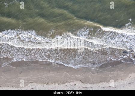 Sabbia ed erbe marine a Folly Beach vicino al faro di Morris Island a Charleston, South Carolina. Foto Stock