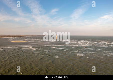 Sabbia ed erbe marine a Folly Beach vicino al faro di Morris Island a Charleston, South Carolina. Foto Stock