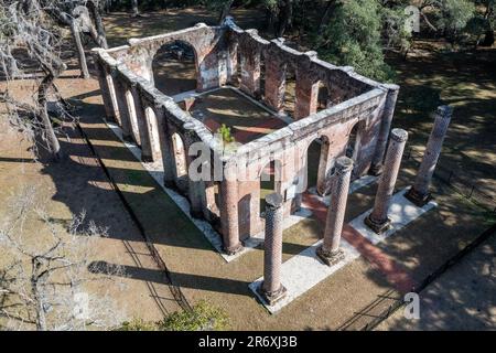 Rovine della vecchia chiesa di Sheldon su un sito storico nella contea di Beaufort settentrionale vicino a Yemassee, Carolina del Sud di notte. Foto Stock