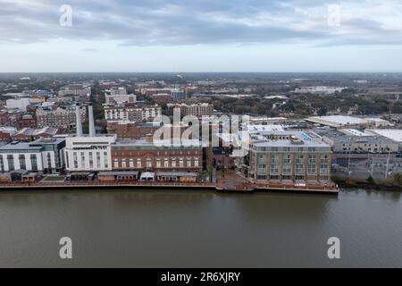 Vista aerea dello skyline di Savannah in una giornata di sole. Vista lungo il fiume Savannah tra il centro di Savannah, Georgia, e l'isola di Hutchinson. Foto Stock