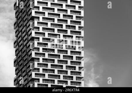 Moderno edificio di appartamenti in bianco e nero, Vancouver, British Columbia, Canada. Foto Stock