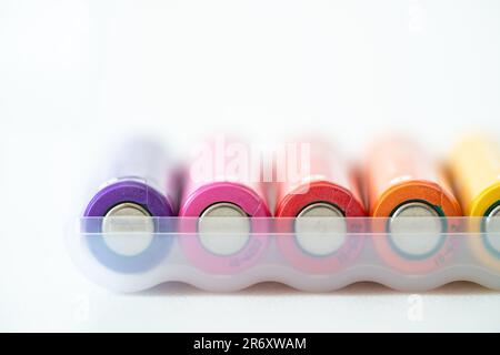 Nuova batteria AAA colorata in scatola di plastica, accumulatore ricaricabile, primo piano di batterie alcaline Foto Stock