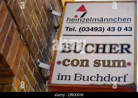 PRODUZIONE - 25 maggio 2023, Sassonia-Anhalt, Mühlbeck: La scritta "Bücher com sum" è riportata su un cartello sulla facciata di una libreria. I fan della letteratura, i tossicodipendenti e i bachi sono attratti dal primo villaggio di libri della Germania, ma i bookseller antiquari non hanno successori in vista 26 anni dopo la sua fondazione. (A dpa-Kor 'la magia tra le copertine di un libro - villaggio libro cerca successore') Foto: Klaus-Dietmar Gabbert/dpa Foto Stock