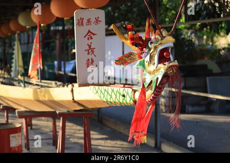 Il tradizionale drago in barca si trova nel villaggio di Cha Kwo Ling, Hong Kong Foto Stock