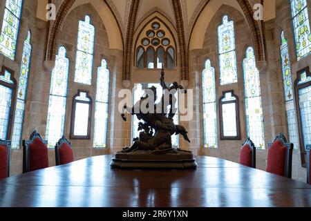 Statua di un cavaliere in battaglia nella Sala da pranzo di gala del Palazzo Episcopale di Astorga, Leon, Spagna. Il museo, lungo il percorso Camino Frances di Foto Stock