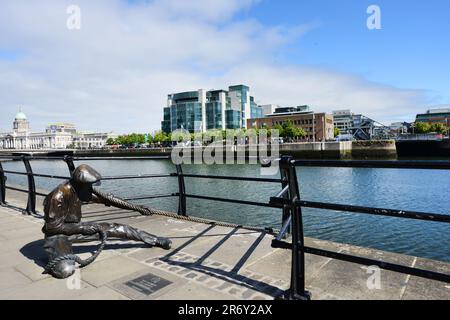 La scultura di Linesman del fiume Liffey, City Quay, Dublino, Irlanda. Foto Stock