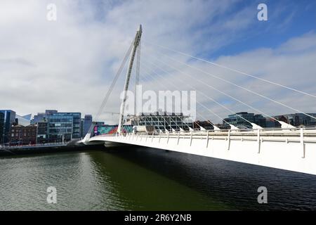 La Samuel Beckett ponte sopra il fiume Liffey a Dublino, Irlanda. Foto Stock