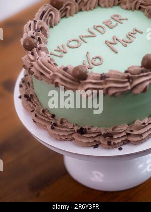 torta glassa glassa elegnt con scritta divertente topping. Cupcake festa della festa della mamma. Concetto di umore nel cibo. Amore per la famiglia. Foto Stock