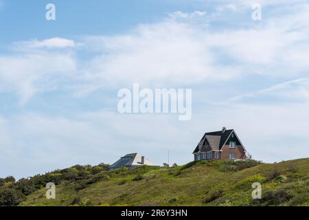 Cottage sulle colline della spiaggia in una giornata di sole Foto Stock