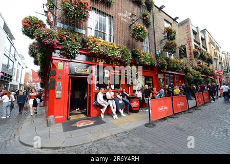 Il pub Temple Bar, accogliente e vivace, si trova a Dublino, Irlanda. Foto Stock