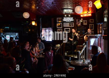 Il pub Temple Bar, accogliente e vivace, si trova a Dublino, Irlanda. Foto Stock