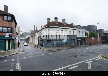 Una bella vecchia casa all'angolo di Victoria Quay e Watling Street a Dublino, Irlanda. Foto Stock