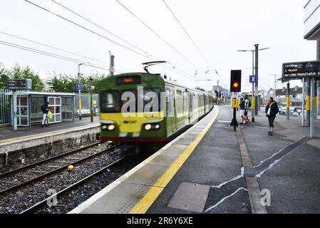 I passeggeri che aspettano il treno per Howth alla stazione Connolly di Dublino, Irlanda. Foto Stock