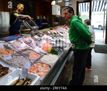 Pesce fresco al Beshoffs The Market & Beshoffs Sea Grill di Howth, Irlanda. Foto Stock