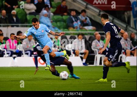 MELBOURNE, AUSTRALIA - 17 APRILE: Adrian Luna di Melbourne City controlla la palla durante la partita di calcio della Hyundai A-League tra il Melbourne City FC e la Melbourne Victory il 17 aprile 2021 all'AAMI Park di Melbourne, Australia. Foto Stock