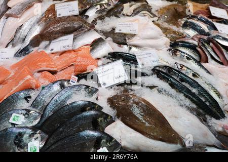 Pesce fresco al Beshoffs The Market & Beshoffs Sea Grill di Howth, Irlanda. Foto Stock