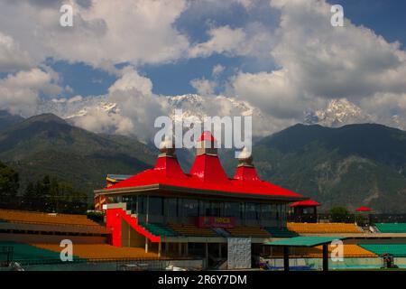 Splendida vista panoramica dello stadio di cricket HPCA e della catena himalayana con nuvole paradisiache che li coprono Foto Stock