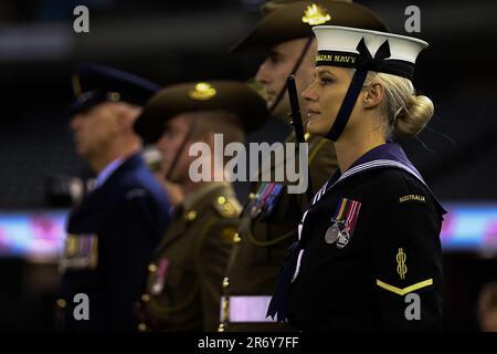 MELBOURNE, AUSTRALIA - 23 APRILE: Rappresentanti dell'esercito, della Marina e dell'aeronautica hanno partecipato alla cerimonia pre-partita ANZAC Day durante la partita di calcio della Hyundai A-League tra Melbourne Victory e il Western Sydney Wanderers FC il 23 aprile 2021 al Marvel Stadium di Melbourne, Australia. Foto Stock