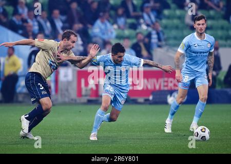 MELBOURNE, AUSTRALIA - 29 APRILE: Adrian Luna di Melbourne City controlla la palla davanti a Jason Hoffman dei Newcastle Jets durante la partita di calcio della Hyundai A-League tra il Melbourne City FC e i Newcastle Jets il 29 aprile 2021 all'AAMI Park di Melbourne, Australia. Foto Stock