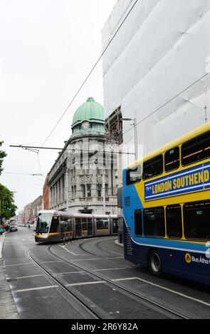 Tram LUAS su Dawson Street con l'edificio Hays House sullo sfondo. Dublino, Irlanda. Foto Stock