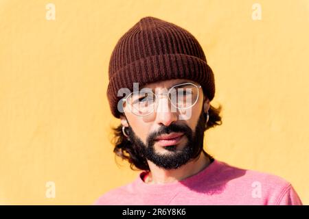 ritratto di un giovane uomo alla moda che guarda la fotocamera Foto Stock