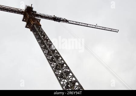 Gru industriale di carico da costruzione grande e potente su un cantiere di nuovi edifici e case contro il cielo. Foto Stock