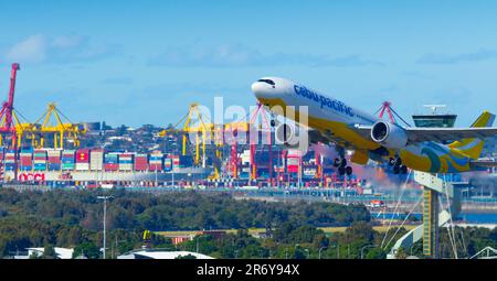 Un jet Cebu Pacific A330 con registrazione RP-C3903 in partenza dall'Aeroporto di Sydney (Kingsford Smith) a Sydney, Australia. Foto Stock