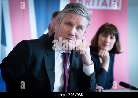 Foto del file datata 09/05/23 del leader laburista Sir Keir Starmer che presiede un incontro con il cancelliere ombra Rachel Reeves, dove si è rivolto a 22 nuovi leader del consiglio locale presso la sede del Partito laburista di Londra. Un numero senza precedenti di coalizioni arcobaleno hanno escluso i conservatori dal potere in una serie di consigli in cui sono ancora il partito più grande, dopo le elezioni locali di maggio. Data di emissione: Lunedì 12 giugno 2023. Foto Stock