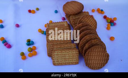 Biscotti o cracker isolati su sfondo bianco. Deliziosi biscotti su sfondo bianco. Gruppo di biscotti su sfondo bianco. Foto Stock