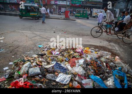 Plastica e altri rifiuti disseminati della strada a Dhaka, la capitale del Bangladesh. Foto Stock