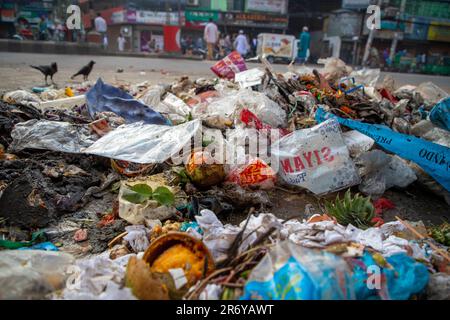 Plastica e altri rifiuti disseminati della strada a Dhaka, la capitale del Bangladesh. Foto Stock