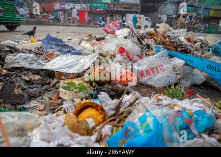 Plastica e altri rifiuti disseminati della strada a Dhaka, la capitale del Bangladesh. Foto Stock