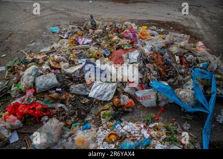 Plastica e altri rifiuti disseminati della strada a Dhaka, la capitale del Bangladesh. Foto Stock