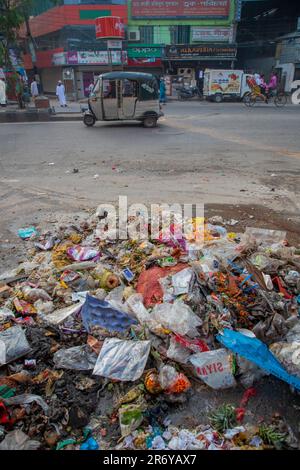 Plastica e altri rifiuti disseminati della strada a Dhaka, la capitale del Bangladesh. Foto Stock