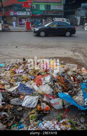 Plastica e altri rifiuti disseminati della strada a Dhaka, la capitale del Bangladesh. Foto Stock