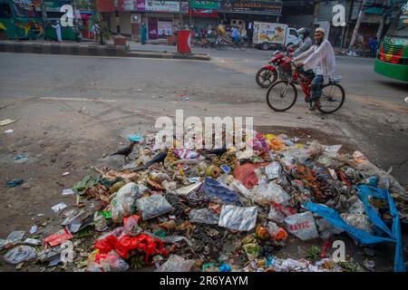 Plastica e altri rifiuti disseminati della strada a Dhaka, la capitale del Bangladesh. Foto Stock