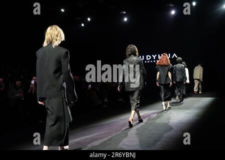 Shanghai, Cina. 24th Mar, 2023. SHANGHAI, CINA - 24 MARZO 2023 - Models partecipa al JUDYHUA SHANGHAI show durante la settimana della moda di Shanghai Autunno/Inverno 2023 a Shanghai, Cina, 24 marzo 2023. (Foto di Costfoto/NurPhoto) Credit: NurPhoto SRL/Alamy Live News Foto Stock