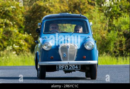 Stony Stratford, Regno Unito - Giugno 4th 2023: 1958 blu AUSTIN A35 van auto classica in viaggio su una strada di campagna inglese. Foto Stock