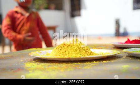 Vacanza indiana Holi. Festa di Holi. Vista laterale. Impostazione dei colori natalizi sul tavolo. Concetto Holi. Decorazione con pitture Foto Stock