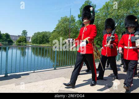 I soldati che attraversano il ponte nel Parco di St James tornano in caserma dopo la recensione di Colonel su Trooping the Colour Foto Stock