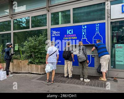 Parigi, Francia, gruppo di uomini che ottengono l'acqua gratuita dalla fontana della città, durante la città dell'onda di calore, "Eau de Paris", autorità municipale per la distribuzione dell'acqua Foto Stock