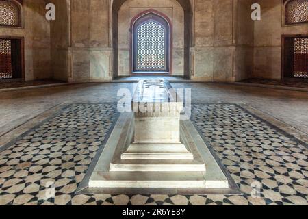 Delhi, India - 11 novembre 2011: Bel pavimento con bara di marmo e ornamenti in stile islamico all'interno della tomba humayuns a Delhi, India. La t. Di Humayun Foto Stock