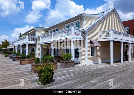 Wilmington, USA - 20 luglio 2010: Vecchie case di legno in stile vittoriano nel porto di Wilmington. Foto Stock