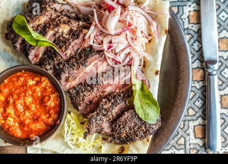 Vista dall'alto di un piatto fresco e sano pieno di verdure e carne: La scelta perfetta per i fast food. Foto Stock