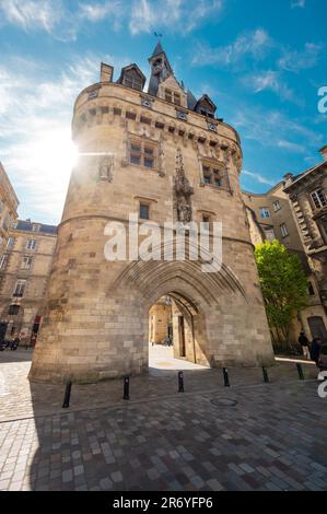 La porta o porta Porte Cailhau è bella architettura gotica del 15th ° secolo. È sia una porta difensiva che un arco trionfale. Bordeaux, Francia. Fotografia di alta qualità. Foto Stock